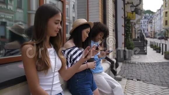 多种多样的女孩在户外用手机联网视频的预览图