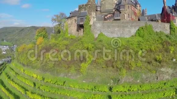 中世纪城堡附近的峡谷丘陵空中古老的高塔国王视频的预览图