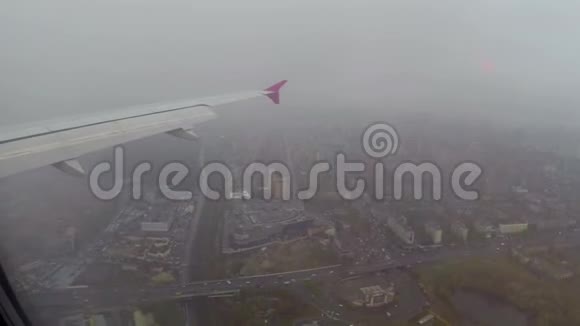 从城市上空飞来的飞机建筑物汽车交通视频的预览图