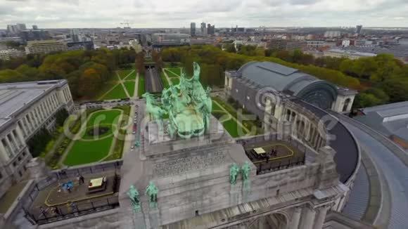 布鲁塞尔公园纪念碑城市上空隧道汽车视频的预览图