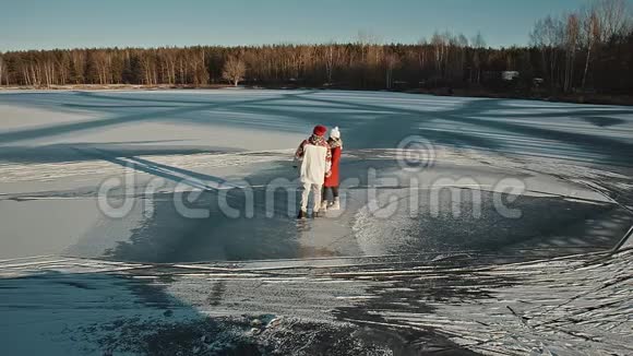 年轻夫妇在冬天拥抱视频的预览图