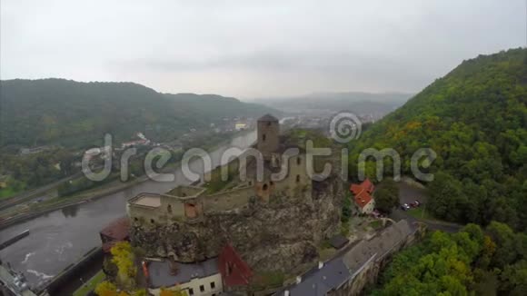 欧洲的山上城堡河坝城市山谷空中视频的预览图