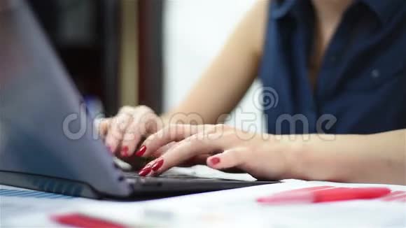 女人用手在笔记本电脑上打字视频的预览图