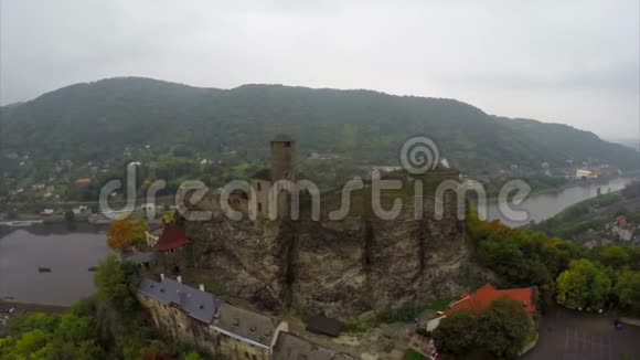 中世纪欧洲的岩石城堡空中拍摄河城雾视频的预览图