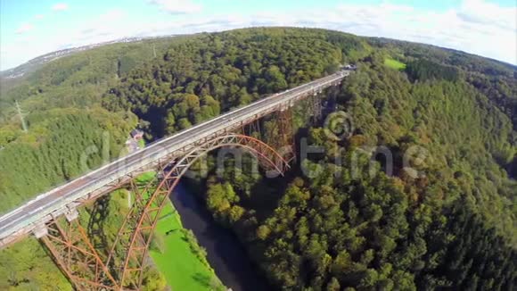 山谷河上的老桥被空中射击蒙斯特纳视频的预览图
