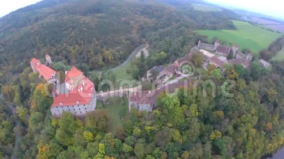 空中飞旧中世纪城堡红色屋顶堡垒防御视频的预览图