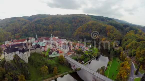 捷克堡空中拍摄护城河建筑颜色秋秋堡视频的预览图