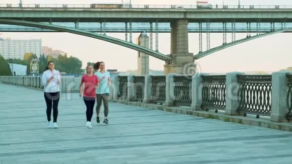三个女朋友早上跑步视频的预览图