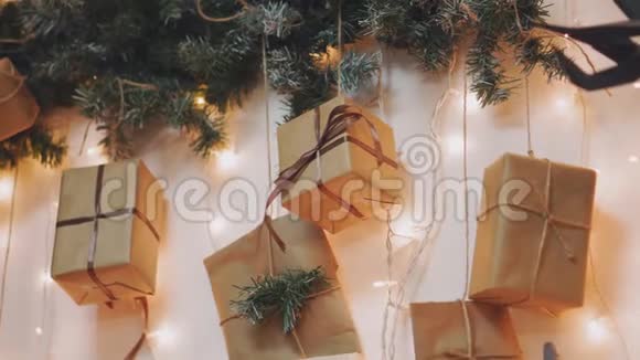 靠近带袜子和圣诞装饰品的壁炉视频的预览图