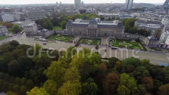 布鲁塞尔皇家宫殿之上骑兵行军广场空中视频的预览图
