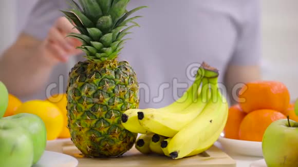 男性手拿菠萝放在水果桌上视频的预览图