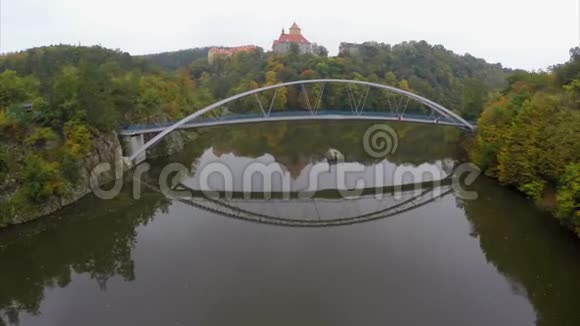 空中接近11世纪的城堡在河桥上坠落视频的预览图