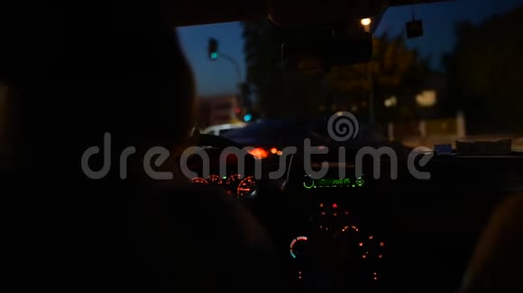 在夜路上开车视频的预览图