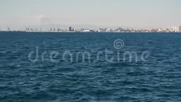 从海岸出发的城市和港口概况视频的预览图