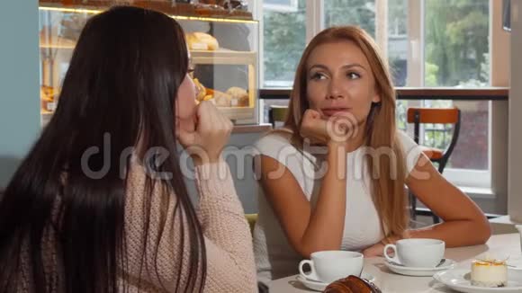 有魅力的女人在咖啡店和她最好的朋友聊天视频的预览图