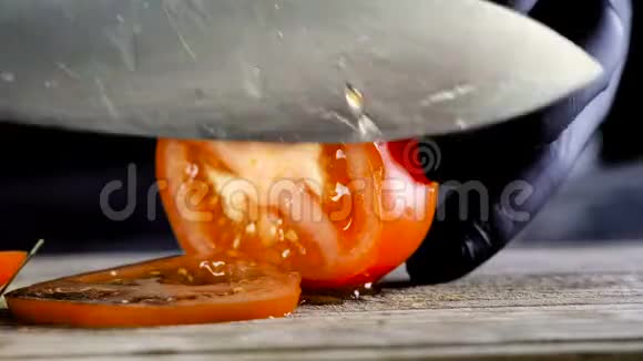 黑手套厨师红色圆形番茄圈汉堡的配料视频的预览图