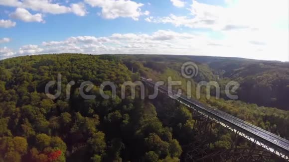 美丽闪亮的高桥铁路德国空中视频的预览图
