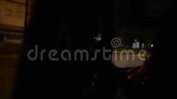 在夜路上开车视频的预览图