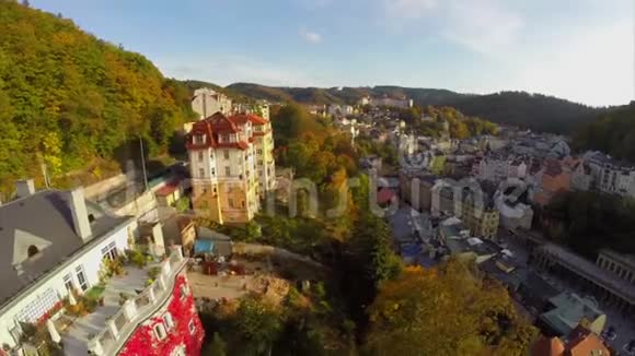 美丽的欧洲小建筑日落空中老城视频的预览图