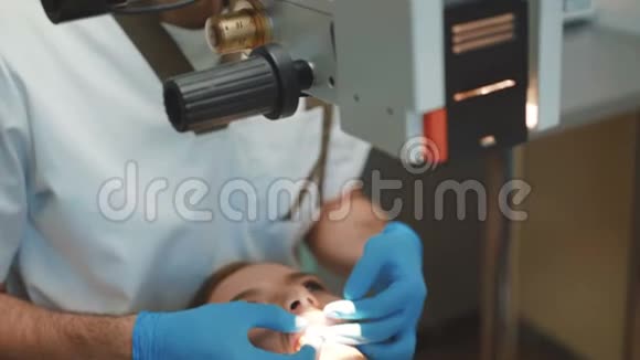 这个女孩正在进行口腔内特殊检查的牙科治疗4K视频的预览图