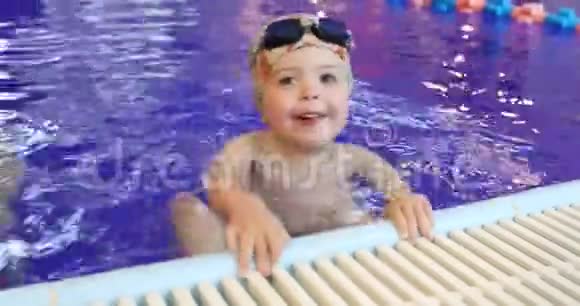 小婴儿在游泳池游泳的肖像视频的预览图