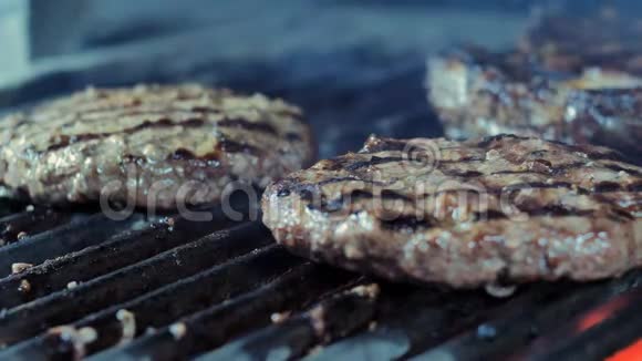 餐厅的菜肴在烤架上烹饪两份多汁的牛肉片和牛排背景模糊视频的预览图