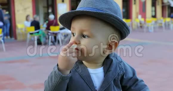 可爱的男婴戴着意大利帽子吃着米糕视频的预览图