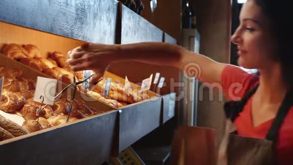 女性面包师包装牛角面包视频的预览图