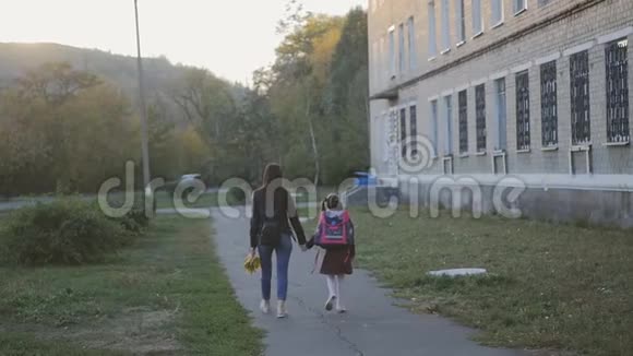 小女生和她妈妈放学回家慢动作视频的预览图