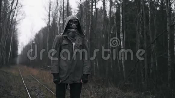 戴防毒面具的人站在森林里的铁路上史塔克世界末日后视频的预览图