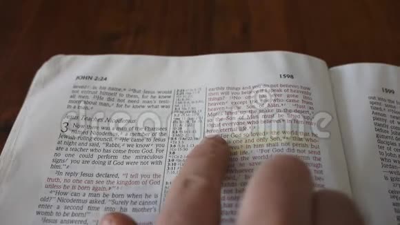 用手指追踪圣经经文视频的预览图