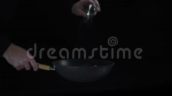 厨师在锅里煮的食物中加入盐视频的预览图