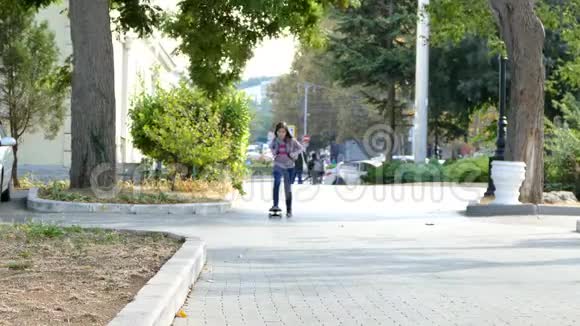那个女孩正在公园里骑滑板视频的预览图
