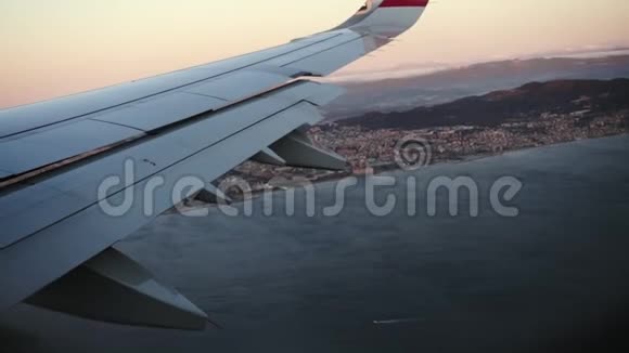 从飞机窗口可以看到巨大的海港景色在现代飞机外的惊人景象视频的预览图