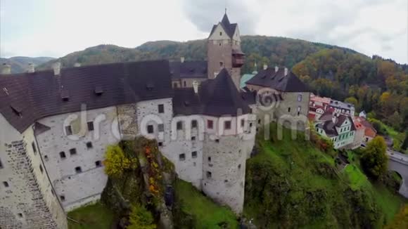 中世纪城堡镇空中拍摄彩色屋顶国王法庭视频的预览图