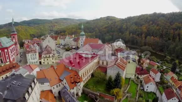 捷克有城堡护城河大桥的欧洲小村庄视频的预览图