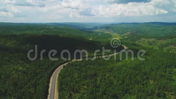 4K无人驾驶飞机射击飞越一条道路发现一条道路在一个美丽的森林与汽车移动视频的预览图