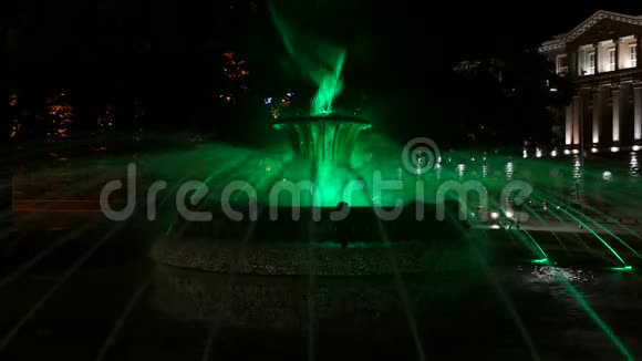 晚上在保加利亚索非亚的总统大厦前面有一个巨大的喷泉部长会议的意见视频的预览图