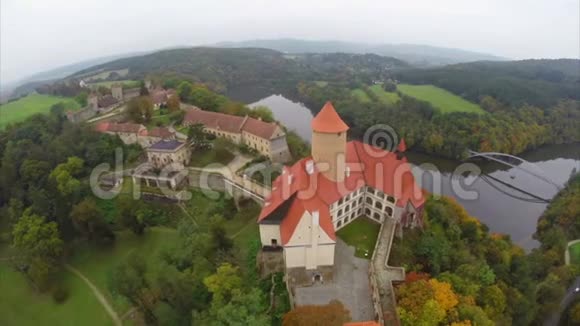 捷克共和国的红色屋顶城堡数百年来的陆地领主空中视频的预览图