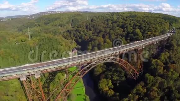 飞过高高的铁路桥旧的蒸汽火车空中射击视频的预览图