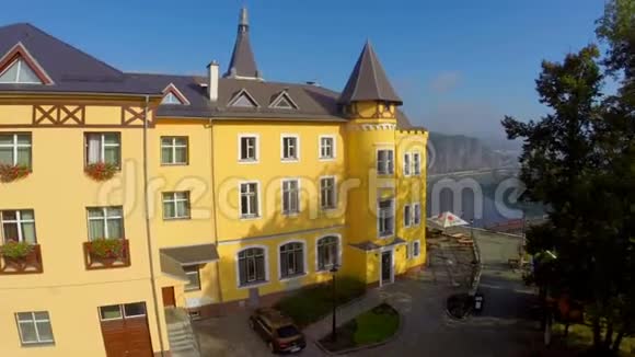黄色当代城堡空中城市城景山脉视频的预览图