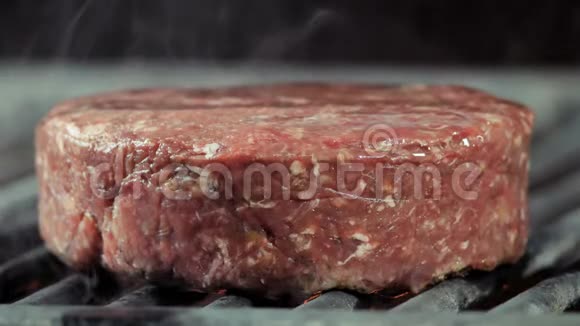 开始烹饪小切片特写在烤架上的一个大烤切片的侧面有点烟熏牛肉或视频的预览图