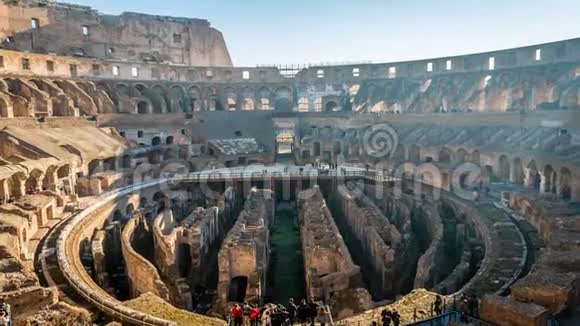 在阳光明媚的一天游客在罗马的斗兽场参观放大视频的预览图