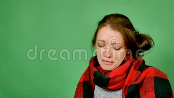 一位年轻女性患流感的肖像病毒性疾病流行病流鼻涕喉咙痛病毒症状视频的预览图