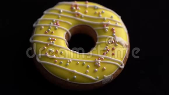 姜饼的形式甜甜圈在黑色的孤立背景视频的预览图