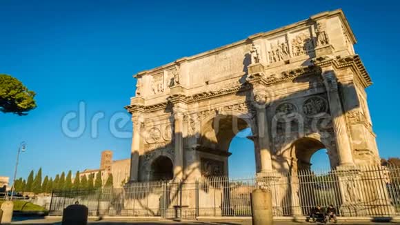 君士坦丁拱门在一个阳光明媚的早晨放大视频的预览图