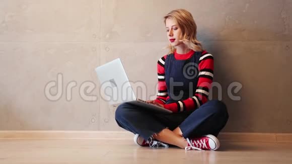 有笔记本电脑的女人坐在地上视频的预览图