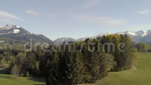 飞越森林和美丽的巴伐利亚景观与阿尔卑斯山视频的预览图