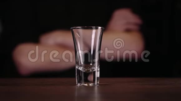 巴曼在看水晶玻璃酒保在酒吧里擦玻璃视频的预览图