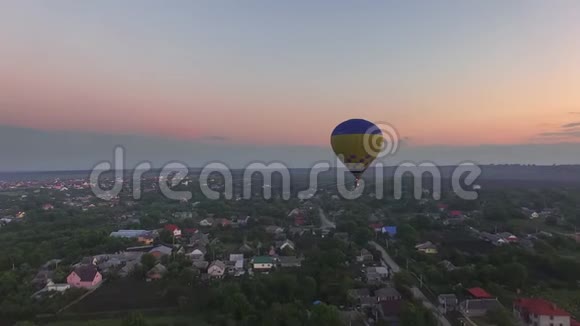 热气球飞越小村庄上空的空中景色视频的预览图